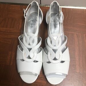 Women's Size 11 M Life Stride White Open Toe Sandals